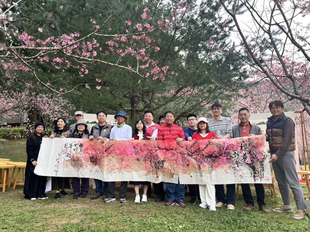 ▲2月28日在九族文化村的一場「櫻花咖啡茶與文學的對話」活動，建構了一個平台邀請在地的咖啡、紅茶農與台灣當代詩人和畫家，進行一場花下浪漫的對話。（張玉泰翻攝）
